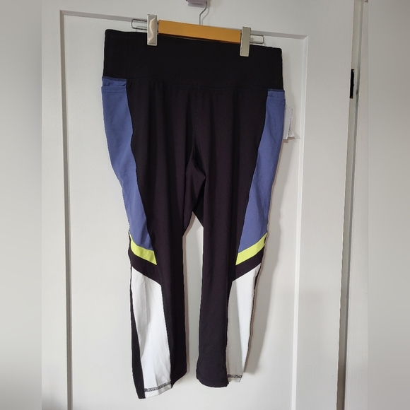NEW Livi Capri leggings Size 14/16 (32) - Picture 1 of 6